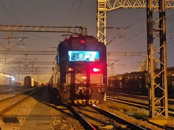 满载618.6吨医疗物资及跨境电商出口产品的列车，从武汉吴家山站开出，驶往德国杜伊斯堡。